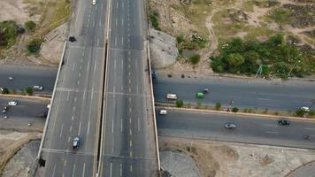 riprese dall'alto e veduta aerea delle autostrade pakistani m2 allo svincolo di kala shah kaku per gt road lahore, il villaggio industriale del punjab foto