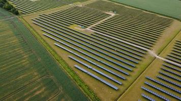 riprese aeree vista dall'alto di energia verde generatori naturali fonti di turbine eoliche e pannelli solari fattorie in Inghilterra, Regno Unito foto