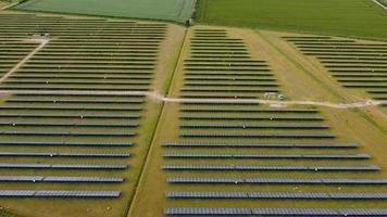 riprese aeree vista dall'alto di energia verde generatori naturali fonti di turbine eoliche e pannelli solari fattorie in Inghilterra, Regno Unito foto