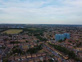 veduta aerea della città di luton dell'inghilterra uk all'ora del tramonto, riprese ad alto angolo di nuvole colorate riprese da drone foto
