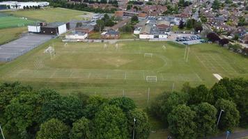 una ripresa aerea e una vista dall'alto del parco giochi di una scuola superiore di ragazzi a Luton, città dell'Inghilterra, autostrade e autostrade britanniche foto