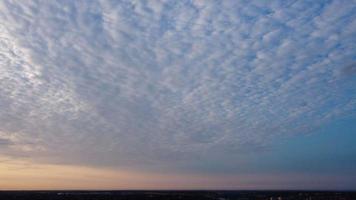 la bellissima alba e le nuvole colorate, la vista aerea e la vista dall'alto scattate dal drone in inghilterra uk foto