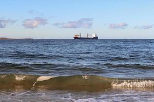 grande nave da carico sull'acqua del Mar Baltico. vista dalla spiaggia di laboe in germania foto