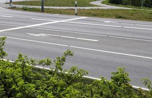 diversi segni e contrassegni dipinti sul frassino di strade e strade. foto