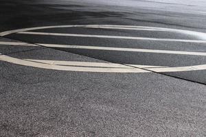 diversi segni e contrassegni dipinti sul frassino di strade e strade. foto