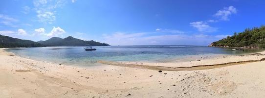 panorama mozzafiato della spiaggia ad alta risoluzione ripreso sulle isole paradisiache seychelles foto