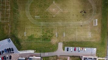una ripresa aerea e una vista dall'alto del parco giochi di una scuola superiore di ragazzi a Luton, città dell'Inghilterra, autostrade e autostrade britanniche foto