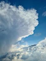 belle formazioni di nuvole bianche e soffici in un cielo estivo blu intenso foto