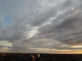 bel tramonto sulla città britannica, cielo colorato con nuvole gialle, arancioni e nere sopra il cielo azzurro foto