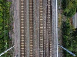 riprese aeree ad alto angolo dei binari del treno alla stazione centrale di Luton, in Inghilterra, Regno Unito foto