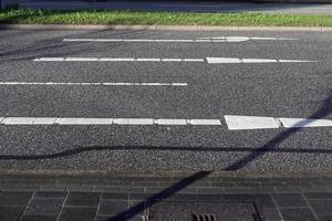 diversi segni e contrassegni dipinti sul frassino di strade e strade. foto