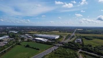 Vista aerea ad alto angolo delle strade britanniche e del traffico che passa attraverso la campagna dell'Inghilterra, Regno Unito foto