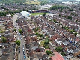 una ripresa aerea e una vista dall'alto della città di Luton, in Inghilterra, su una zona residenziale, seppellire il parco della comunità asiatica di pakistani e kashmir. foto