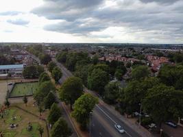 Vista aerea ad alto angolo delle strade britanniche e delle autostrade ad alta velocità a Luton, città dell'Inghilterra, Regno Unito foto