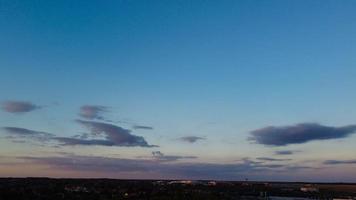 bellissimo tramonto con cielo con nuvole colorate, riprese ad angolo alto del drone sulla città dell'inghilterra, regno unito foto