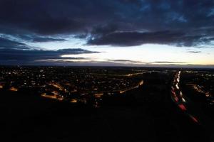 bella vista aerea ad alto angolo delle autostrade britanniche e del traffico nella città di Luton, in Inghilterra, Regno Unito, di notte dopo il tramonto foto