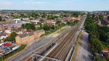 veduta aerea della città di Luton con riprese ad alto angolo del treno e dei binari che passano attraverso la città dell'Inghilterra, Regno Unito foto