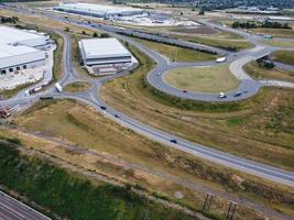 vista aerea e riprese dall'alto dello svincolo autostradale britannico dello svincolo 11a della m1 a North Luton, città dell'Inghilterra, Regno Unito. foto