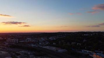 vista aerea ad alto angolo del drone del centro della città di Luton, in Inghilterra, e della stazione ferroviaria foto