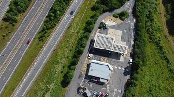 Vista aerea ad alto angolo delle strade britanniche e del traffico che passa attraverso la campagna dell'Inghilterra, Regno Unito foto