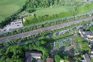 veduta aerea della città di luton in inghilterra e binari ferroviari, complesso residenziale foto