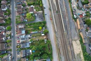 veduta aerea della città di Luton con riprese ad alto angolo del treno e dei binari che passano attraverso la città dell'Inghilterra, Regno Unito foto