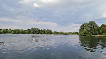 Vista sul lago caldecotte a Milton Keynes, Inghilterra foto