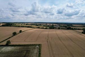 Splendida vista ad alto angolo del villaggio britannico e della campagna dell'Inghilterra, Regno Unito foto