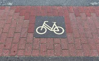 segni di biciclette dipinti su asfalto trovati nelle strade della città della Germania. foto