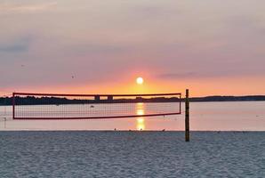 bella vista sulle spiagge sabbiose del Mar Baltico in una giornata di sole foto