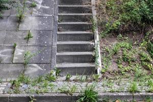 diverse viste esterne su scale in cemento, legno e metallo. foto