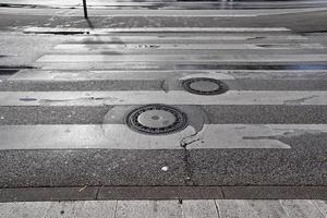 diversi segni e contrassegni dipinti sul frassino di strade e strade. foto