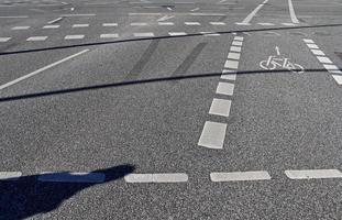 diversi segni e contrassegni dipinti sul frassino di strade e strade. foto