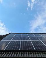 pannelli solari che producono energia pulita sul tetto di una casa residenziale foto