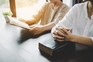 due donne che pregano adorano credono foto