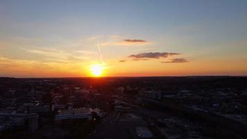 vista aerea ad alto angolo del drone del centro della città di Luton, in Inghilterra, e della stazione ferroviaria foto