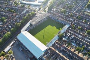 vista del drone ad alto angolo del centro di luton e della stazione ferroviaria, luton, inghilterra. luton è una città e un distretto con status di autorità unitaria, nella contea cerimoniale del bedfordshire foto