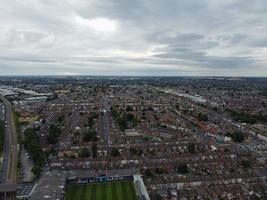 una ripresa aerea e una vista dall'alto della città di Luton, in Inghilterra, su una zona residenziale, seppellire il parco della comunità asiatica di pakistani e kashmir. foto