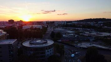 vista aerea ad alto angolo del drone del centro della città di Luton, in Inghilterra, e della stazione ferroviaria foto