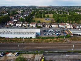 Vista aerea ad alto angolo dei binari del treno alla stazione ferroviaria di Leagrave Luton dell'Inghilterra, Regno Unito foto