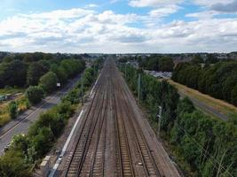 riprese aeree ad alto angolo dei binari del treno alla stazione centrale di Luton, in Inghilterra, Regno Unito foto
