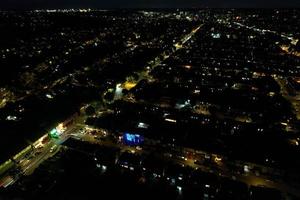 bella vista dall'alto della città di luton, in inghilterra, di notte, filmati del drone dopo il tramonto foto