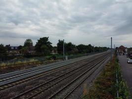 Vista aerea ad alto angolo dei binari del treno alla stazione ferroviaria di Leagrave Luton dell'Inghilterra, Regno Unito foto