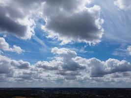 cielo più bello con nuvole spesse sopra la città britannica in una calda giornata di sole foto