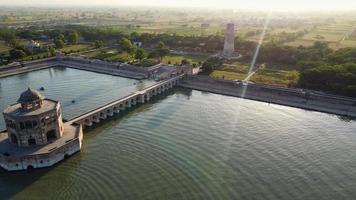 Vista aerea ad alto angolo degli storici mughal hiran minar e del villaggio di sheikhupura pakistan foto