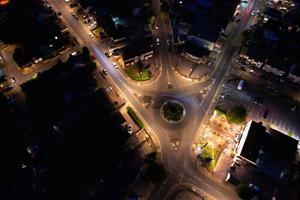 splendida vista aerea notturna della città illuminata di Luton dell'Inghilterra, Regno Unito, riprese ad alto angolo del drone. foto