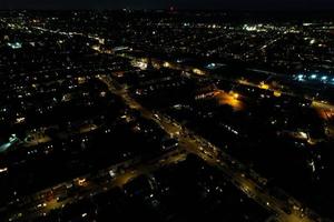 bella vista dall'alto della città di luton, in inghilterra, di notte, filmati del drone dopo il tramonto foto