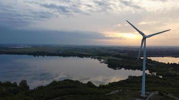 filmati di vista aerea ad alto angolo sopra la turbina eolica del mulino a vento al lago stewartby d'Inghilterra all'alba foto