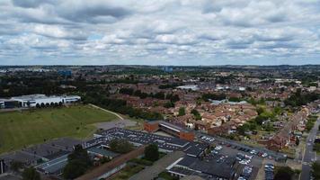 una ripresa aerea e una vista dall'alto del parco giochi di una scuola superiore di ragazzi a Luton, città dell'Inghilterra, autostrade e autostrade britanniche foto