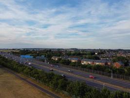 veduta aerea della città di luton dell'inghilterra uk all'ora del tramonto, riprese ad alto angolo di nuvole colorate riprese da drone foto